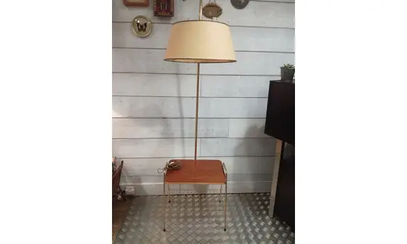 Lampadaire porte-revues
