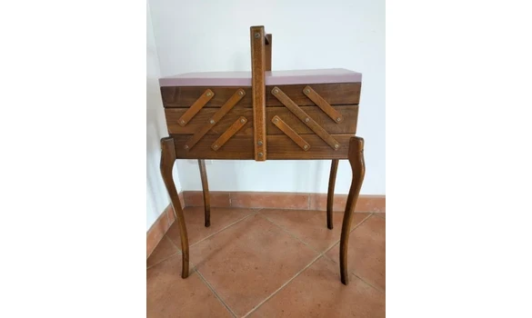 Travailleuse couture rose