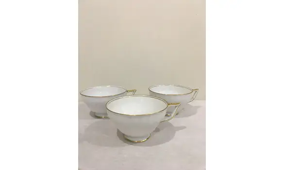 Lot de trois tasses porcelaine