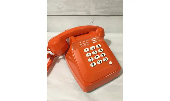 Téléphone vintage orange