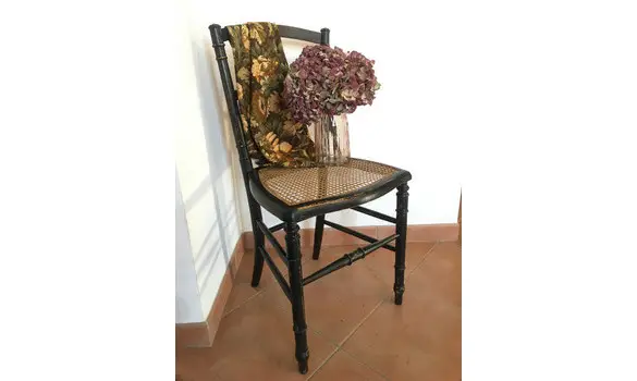 Chaise noire cannage