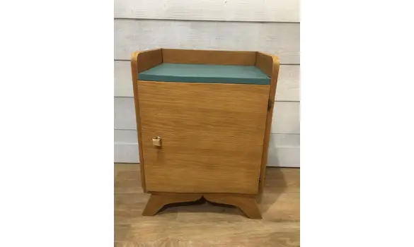 Chevet pieds moustache