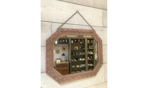 Miroir en bois sculpté patiné rose/or