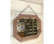 Miroir en bois sculpté patiné rose/or