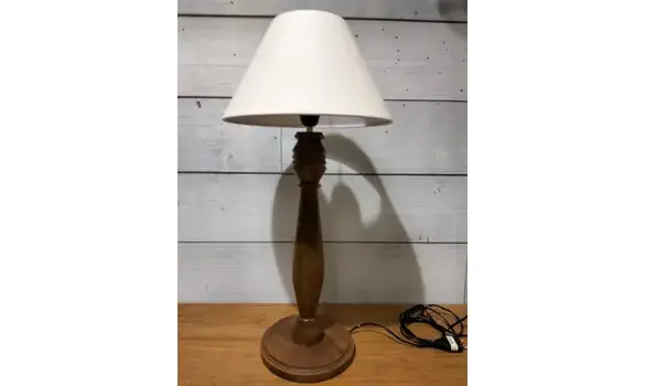 Lampe en bois tourné