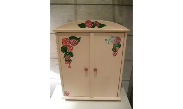 Armoire de poupée