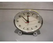 Réveil jaune pastel