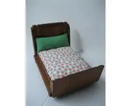 Lit de poupée ancien