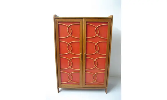 Armoire rouge vintage