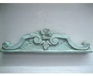 Fronton vert d'eau patiné